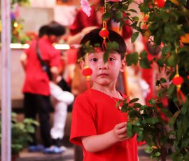 Seorang anak warga keturunan Tionghoa memandangi ornamen lampion mini pada acara Cap Gomeh di Klenteng TOASEBIO, Glodok, Jakarta Barat. | Foto: Media Asuransi/Arief Wahyudi