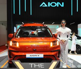 Usher mobil listrik AION menggunakan pakaian unik dan berbeda dibanding usher mobil lainnya pada acara Indonesia International Motor Show (IIMS) 2025 di JIExpo Kemayoran, Jakarta, Kamis, 13 Februari 2025. | Foto: Media Asuransi/Areif Wahyudi