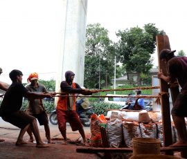 Pekerja menyelesaikan proyek galian kabel listrik milik PLN di sepanjang jalan Cileduk Raya, Jakarta Selatan. | Foto: Media Asuransi/Arief Wahyudi