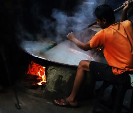 Produksi Dodol - Pekerja sedang mengaduk adonan dalam proses pembuatan dodol, di Jakarta Selatan. Permintaan terhadap dodol selalu ada dari konsumen, terutama menjelang hari-hari besar keagamaan seperti Idulfitri, Iduladha, Natal, Imlek dan Tahun Baru. | Foto: Media Asuransi/Arief Wahyudi