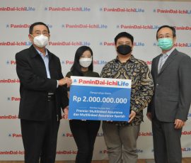 Presiden Direktur Panin Dai-ichi Life, Fadjar Gunawan (kiri) didampingi Chief Agency Officer Panin Dai-ichi Life, Darwin Gunawan (kanan), menyerahkan klaim kepada keluarga ahli waris nasabah, di Jakarta, Rabu, 13 Juli 2022.