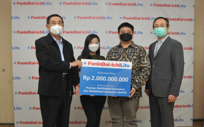Presiden Direktur Panin Dai-ichi Life, Fadjar Gunawan (kiri) didampingi Chief Agency Officer Panin Dai-ichi Life, Darwin Gunawan (kanan), menyerahkan klaim kepada keluarga ahli waris nasabah, di Jakarta, Rabu, 13 Juli 2022.