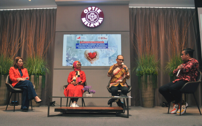(kiri ke kanan) Head of Corporate Sales Optik Melawai, Endung Irmawati, Head of Customer Experience & Digital Services GELI, Alfi Yani, Head of Group Insurance & Affinity GELI, Daniel Herjun Putranto, dan Head of Operation Group Insurance & Affinity GELI, Hendra Parsaoran Sihite, pada acara talkshow Hospital Gathering and Network Award 2022.