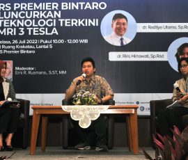Spesialis Radiologi RS Premier Bintaro, Raditya Utomo (tengah) dan Kepala Unit Radiologi RS Premier Bintaro, Riris Himawati (kanan) memberikann penjelasan terkait teknologi MRI 3 Tesla, pada acara Media Gathering sekaligus peluncuran teknolgi terkini MRI 3 Tesla di RS Premier Bintaro, Tangerang Selatan, Selasa, 26 Juli 2022.
