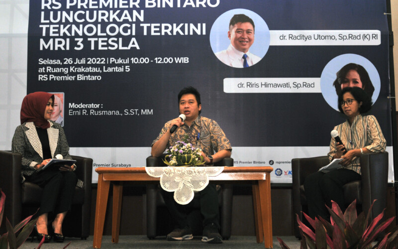 Spesialis Radiologi RS Premier Bintaro, Raditya Utomo (tengah) dan Kepala Unit Radiologi RS Premier Bintaro, Riris Himawati (kanan) memberikann penjelasan terkait teknologi MRI 3 Tesla, pada acara Media Gathering sekaligus peluncuran teknolgi terkini MRI 3 Tesla di RS Premier Bintaro, Tangerang Selatan, Selasa, 26 Juli 2022.
