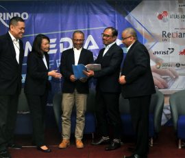 Dewan pengurus Asosiasi Perusahaan Pialang asuransi dan Reasuransi Indonesia (APPARINDO), dari kiri, Wakil Ketua Umum I Yulius Bhayangkara, Seketaris Jenderal Nefertiti Marzuki, Ketua Umum Mohammad Jusuf Adi, Wakil Ketua Umum II Dandy Yudhistira dan Ketua Departemen Riset dan IT Apparindo Angkasa Sutarno berbincang usai memberikan paparan kinerja pialang asuransi di Jakarta, Rabu, 27 Juli 2022.