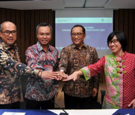 (kiri-kanan) Direktur PertaLife Insurance Haris Anwar, Direktur PertaLife Insurance Yuzran Bustaman, Direktur Utama PertaLife Insurance Hanindio W Hadi, dan Direktur PertaLife Insurance Rosmanita Sari, foto bersama usai menyampaikan paparan kinerja keuangan perseroan tahun 2021 (audited) di Jakarta, Rabu, 27 Juli 2022.