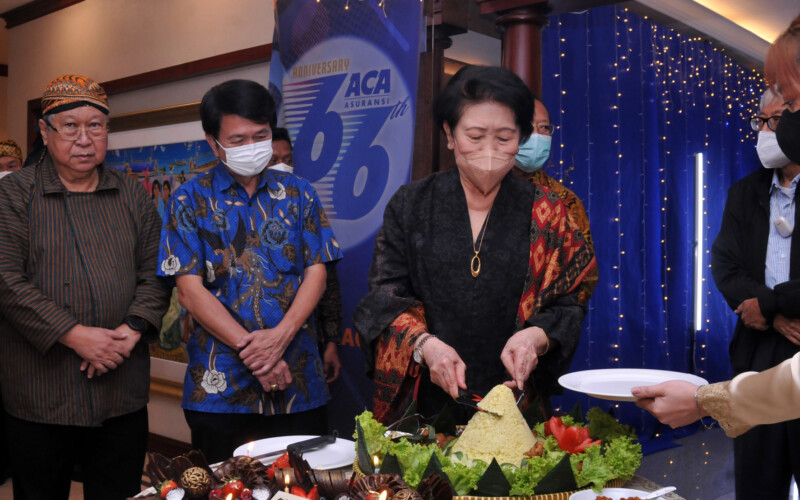 Direktur Utama Asuransi Central Asia (ACA), Juliati Boddhiya (tiga dari kiri) didampingi Direksi dan Komisaris ACA, memotong tumpeng pada acara perayaan Hari Ulang Tahun (HUT) ACA yang ke-66 di kantor pusat ACA, Jakarta, Senin 29 Agustus 2022.
