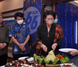 Direktur Utama Asuransi Central Asia (ACA), Juliati Boddhiya (tiga dari kiri) didampingi Direksi dan Komisaris ACA, memotong tumpeng pada acara perayaan Hari Ulang Tahun (HUT) ACA yang ke-66 di kantor pusat ACA, Jakarta, Senin 29 Agustus 2022.