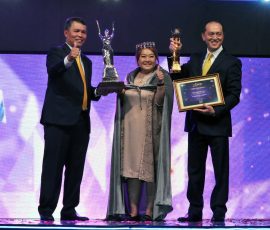 Pemenang Top Agent Award 2022, Budi Purnama Dewi, foto bersama Ketua Dewan Pengurus AAJI, Budi Tampubolon (kiri) dan Chief Executive Officer PT Asuransi Jiwa Generali Indonesia, Edy Tuhirman, usai dinobatkan sebagai pemenang pada acara TAA AAJI 2022, yang berlangsung di Bali, Jumat malam, 13 Agustus 2022.