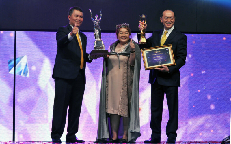 Pemenang Top Agent Award 2022, Budi Purnama Dewi, foto bersama Ketua Dewan Pengurus AAJI, Budi Tampubolon (kiri) dan Chief Executive Officer PT Asuransi Jiwa Generali Indonesia, Edy Tuhirman, usai dinobatkan sebagai pemenang pada acara TAA AAJI 2022, yang berlangsung di Bali, Jumat malam, 13 Agustus 2022.