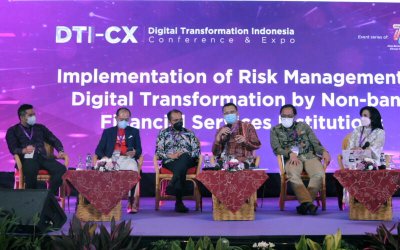CEO Generali Indonesia, Edy Tuhirman (kedua dari kiri) bersama Komisaris Independen Asuransi Jiwa IFG, Sabam Hutajulu (ketiga dari kiri), Ketua Sekolah Tinggi Manajemen dan Risiko Asuransi (STIMRA), Arbitani Barkah Taim (tengah), serta Ketua Umum Dewan Asuransi Indonesia (DAI), Tatang Nurhidayat, menjadi pembicara pada acara Digital Transformation Indonesia Conference & Expo yang berlangsung di JCC, Jakarta, 3-4 Agustus 2022.