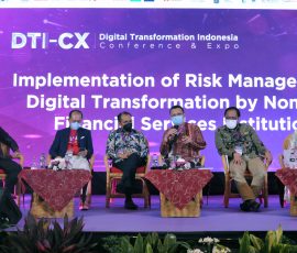 CEO Generali Indonesia, Edy Tuhirman (kedua dari kiri) bersama Komisaris Independen Asuransi Jiwa IFG, Sabam Hutajulu (ketiga dari kiri), Ketua Sekolah Tinggi Manajemen dan Risiko Asuransi (STIMRA), Arbitani Barkah Taim (tengah), serta Ketua Umum Dewan Asuransi Indonesia (DAI), Tatang Nurhidayat, menjadi pembicara pada acara Digital Transformation Indonesia Conference & Expo yang berlangsung di JCC, Jakarta, 3-4 Agustus 2022.