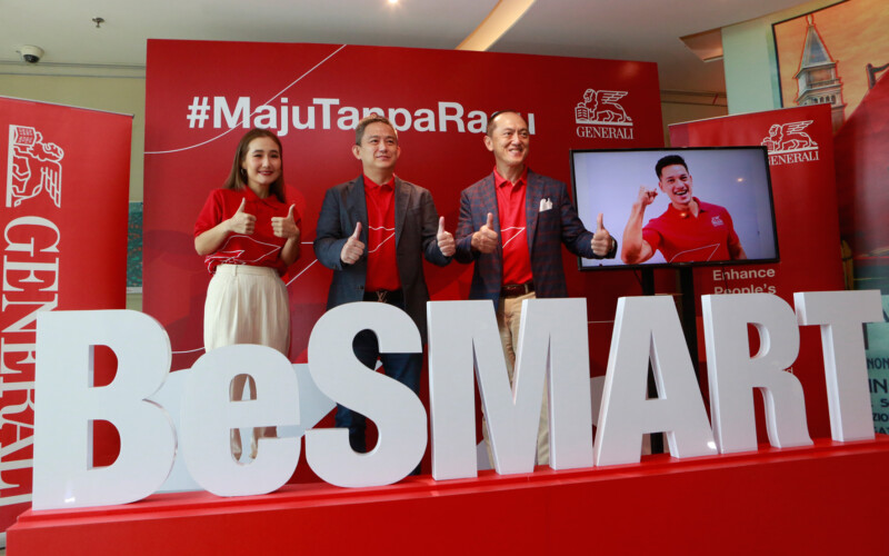 (kiri ke kanan) Melissa Karim (selebriti), Chief Agency Officer Generali Indonesia, Sastradinata, CEO Generali Indonesia, Edy Tuhirman, serta entreprenuer Andrew White yang hadir secara online, foto bersama pada acara peluncuran BeSMART, di Jakarta, Senin, 8 Agustus 2022.