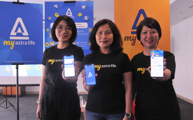 Dari kiri, VP Head of Marketing & Branding and Digital Channel Astra Life, Windy Riswantyo, Presiden Direktur Astra Life, Windawati Tjahjadi, dan Direktur Astra Life, Stephanie A Gunadi menunjukkan fitur MyAstraLife usai diluncurkan, Selasa, 16 Agustus 2022, di ICE BSD City Serpong.