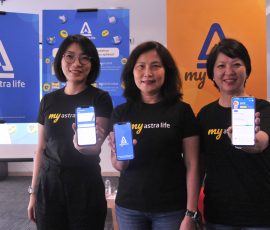 Dari kiri, VP Head of Marketing & Branding and Digital Channel Astra Life, Windy Riswantyo, Presiden Direktur Astra Life, Windawati Tjahjadi, dan Direktur Astra Life, Stephanie A Gunadi menunjukkan fitur MyAstraLife usai diluncurkan, Selasa, 16 Agustus 2022, di ICE BSD City Serpong.