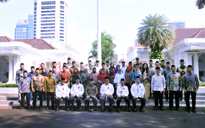 Bertempat di Istana Wakil Presiden, Kamis, 18 Agustus 2022, Asosiasi Asuransi Syariah Indonesia (AASI) merayakan puncak acara milad ke-19 bersama dengan Wakil Presiden RI Ma'ruf Amin. Hadir juga pada acara milaad tersebut Sekretaris Jenderal Masyarakat Ekonomi Syariah (MES), Iggi Achsien, Komite Nasional Ekonomi dan Keuangan Syariah (KNEKS), Sutan Emir, Dewan Penasehat AASI, Dewan Pengurus Harian AASI, Ketua Dewan Pengawas Dewan Asuransi Indonesia (DAI), dan Para Ketua Asosiasi di bawah naungan DAI, yakni AAJI, AAUI, Apparindo, dan APKAI.