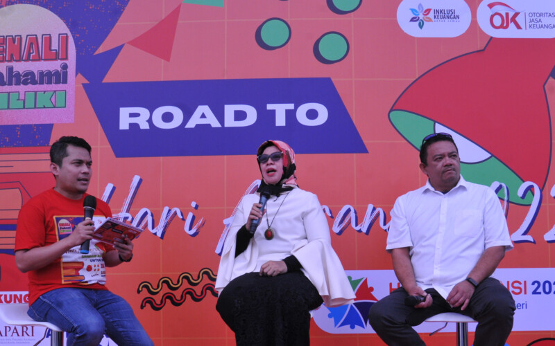 Ketua Panitia Hari Asuransi 2022 Retno susanti (tengah) bersama Wakil Ketua Hari Asuransi 2022 Rio Darante (kanan) menjadi narasumber pada acara Podcast yang diadakan Panitia Hari Asuransi di Gelora Bung Karno, Senayan, Jakarta-Pusat, Minggu, 28 Agustus 2022.