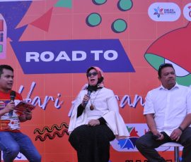 Ketua Panitia Hari Asuransi 2022 Retno susanti (tengah) bersama Wakil Ketua Hari Asuransi 2022 Rio Darante (kanan) menjadi narasumber pada acara Podcast yang diadakan Panitia Hari Asuransi di Gelora Bung Karno, Senayan, Jakarta-Pusat, Minggu, 28 Agustus 2022.