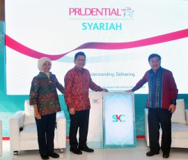 Dari kiri, Chief HR, Community Investment, Risk & Compliance Officer Prudential Syariah, Indrijati Rahayoeningtyas, Presiden Direktur Prudential Syariah, Omar Sjawaldy Anwar, dan Chief Financial Officer Prudential Syariah, Paul Setio Kartono, meresmikan Sharia Knowledge Centre (SKC), di Jakarta, Selasa, 27 September 2022.