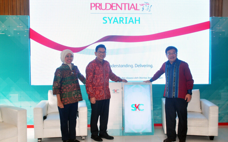 Dari kiri, Chief HR, Community Investment, Risk & Compliance Officer Prudential Syariah, Indrijati Rahayoeningtyas, Presiden Direktur Prudential Syariah, Omar Sjawaldy Anwar, dan Chief Financial Officer Prudential Syariah, Paul Setio Kartono, meresmikan Sharia Knowledge Centre (SKC), di Jakarta, Selasa, 27 September 2022.