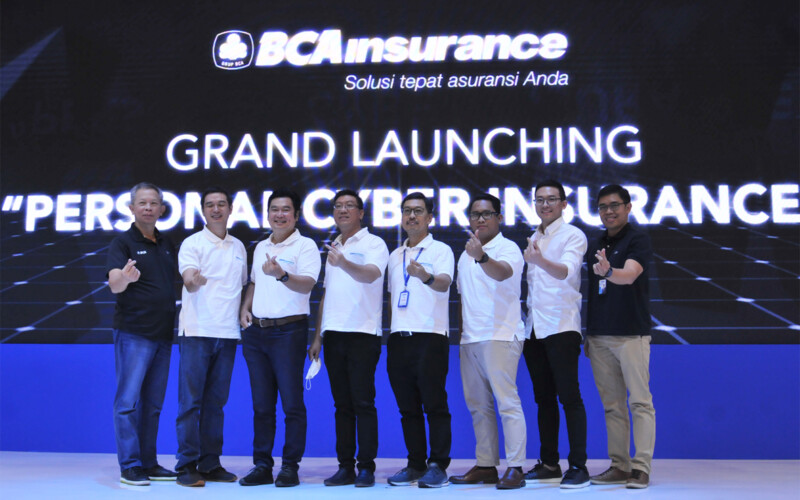 Jajaran Direksi BCA Insurance berfoto bersama usai meluncurkan produk asuransi Personal CYber Insurance (Asuransi Siber Pribadi), di ICE BSD, Serpong , Tangerang Selatan, Sabtu (10/9/22).