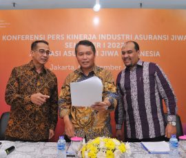 Ketua Dewan Pengurus Asosiasi Asuransi Jiwa Indonesia (AAJI), Budi Tampubolon (tengah) berbincang dengan Ketua Bidang 6 AAJI :Hubungan Antar Lembaga, Regulator, Stakeholder Dalam Negeri & International Shadiq Akasya (kiri) dan Ketua Bidang I AAJI : Produk, Manajemen Risiko dan Good Corporate Governance Fauzi Arfan (kanan) sesaat sebelum penyampaian paparan kinerja AAJI semester I/2022, di Jakarta, Selasa, 6 September 2022.