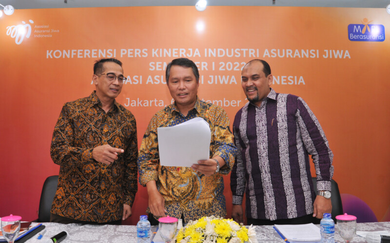 Ketua Dewan Pengurus Asosiasi Asuransi Jiwa Indonesia (AAJI), Budi Tampubolon (tengah) berbincang dengan Ketua Bidang 6 AAJI :Hubungan Antar Lembaga, Regulator, Stakeholder Dalam Negeri & International Shadiq Akasya (kiri) dan Ketua Bidang I AAJI : Produk, Manajemen Risiko dan Good Corporate Governance Fauzi Arfan (kanan) sesaat sebelum penyampaian paparan kinerja AAJI semester I/2022, di Jakarta, Selasa, 6 September 2022.
