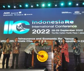 Wakil Menteri BUMN II, Kartika Wirjoatmojo (memukul gong) pada acara pembukaan Indonesia Re International Conference 2022 (IIC), di Jakarta Rabu, 28 September 2022, disaksikan Direksi dan Komisaris Indonesia Re (dari kiri) Komisaris Utama/Komisaris Independen Indonesia Re, Julian Noor, Asisten Deputi Bidang Asuransi dan Dana Pensiun Kementerian BUMN, Anindita Wibisono, Direktur Utama Indonesia Re, Benny Waworuntu, Direktur Pengembangan dan Teknologi Informasi Indonesia Re, Beatrix Santi Anugrah, Direktur Keuangan dan Aktuaria Indonesia Re, Maria Elvida Rita Dewi, Direktur Manajemen Risiko, Kepatuhan, SDM dan Corporate Secretary Indonesia re, Robbi Yanuar Walid, dan Direktur Teknik Operasi Indonesia Re, Delil Khairat