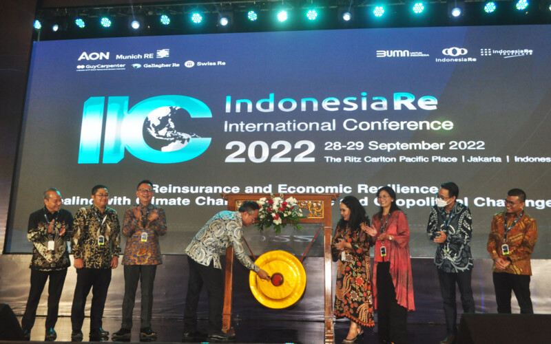 Wakil Menteri BUMN II, Kartika Wirjoatmojo (memukul gong) pada acara pembukaan Indonesia Re International Conference 2022 (IIC), di Jakarta Rabu, 28 September 2022, disaksikan Direksi dan Komisaris Indonesia Re (dari kiri) Komisaris Utama/Komisaris Independen Indonesia Re, Julian Noor, Asisten Deputi Bidang Asuransi dan Dana Pensiun Kementerian BUMN, Anindita Wibisono, Direktur Utama Indonesia Re, Benny Waworuntu, Direktur Pengembangan dan Teknologi Informasi Indonesia Re, Beatrix Santi Anugrah, Direktur Keuangan dan Aktuaria Indonesia Re, Maria Elvida Rita Dewi, Direktur Manajemen Risiko, Kepatuhan, SDM dan Corporate Secretary Indonesia re, Robbi Yanuar Walid, dan Direktur Teknik Operasi Indonesia Re, Delil Khairat