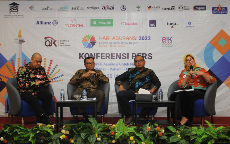 Dari kiri, Direktur Eksekutif Dewan Asuransi Indonesia (DAI) Erwin Hanapi Noekman sebagai moderator, Direktur Pengawasan Asuransi dan BPJS Kesehatan OJK, Supriyono, Ketua Umum DAI Tatang Nurhidayat, dan Ketua Panitia Asuransi 2022 Retno Susanti, memberikan keterangan pers seputar kegiatan hari asuransi yang diperingati setiap tanggal 18 Oktober, di Jakarta, Kamis, 20 Oktober 2022.