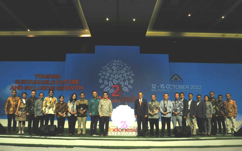 Kepala Eksekutif Pengawas Industri Keuangan Non-Bank (IKNB) OJK, Ogi Prastomiyono (sebelas dari kanan) foto bersama jajaran pengurus Asosiasi Asuransi Umum Indonesia (AAUI) usai membuka kegiatan Indonesia Rendezvous (IR) ke-26, di Bali, 13 Oktober 2022.