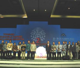 Kepala Eksekutif Pengawas Industri Keuangan Non-Bank (IKNB) OJK, Ogi Prastomiyono (sebelas dari kanan) foto bersama jajaran pengurus Asosiasi Asuransi Umum Indonesia (AAUI) usai membuka kegiatan Indonesia Rendezvous (IR) ke-26, di Bali, 13 Oktober 2022.