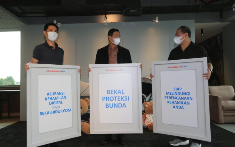 Presiden Direktur PT Panin Dai-ichi Life, Fadjar Gunawan (tengah), Direktur Pemasaran dan Distribusi Panin Dai-ichi Life, Masakazu Kimura (kir), dan Direktur Operasional Panin Dai-ichi Life, Aswin Rooseno, saat peluncuran produk asuransi kehamilan digital Bekal Proteksi Bunda yang bisa didapatkan via bekalhidup.com, di Jakarta, Senin, 17 Oktober 2022.