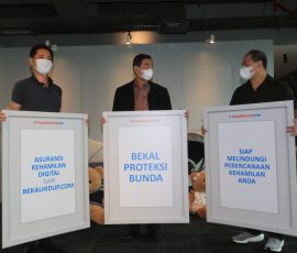 Presiden Direktur PT Panin Dai-ichi Life, Fadjar Gunawan (tengah), Direktur Pemasaran dan Distribusi Panin Dai-ichi Life, Masakazu Kimura (kir), dan Direktur Operasional Panin Dai-ichi Life, Aswin Rooseno, saat peluncuran produk asuransi kehamilan digital Bekal Proteksi Bunda yang bisa didapatkan via bekalhidup.com, di Jakarta, Senin, 17 Oktober 2022.