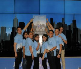 Perwakilan agen asuransi jiwa anggota MDRT secara simbolis melakukan peluncuran buku "Jejak Langkah Para Pemenang" di Jakarta, Kamis, 3 November 2022.