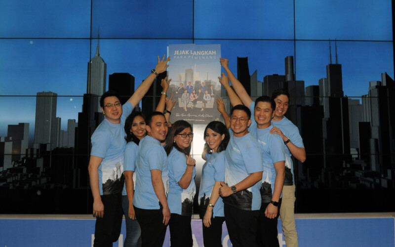 Perwakilan agen asuransi jiwa anggota MDRT secara simbolis melakukan peluncuran buku "Jejak Langkah Para Pemenang" di Jakarta, Kamis, 3 November 2022.