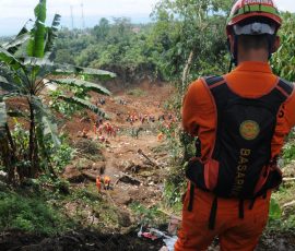 Petugas dari BASARNAS sedang memantau proses pencarian korban tanah lonsor akibat gempa yang terjadi di Cianjur Jawa-Barat, Minggu, 27 November 2022.