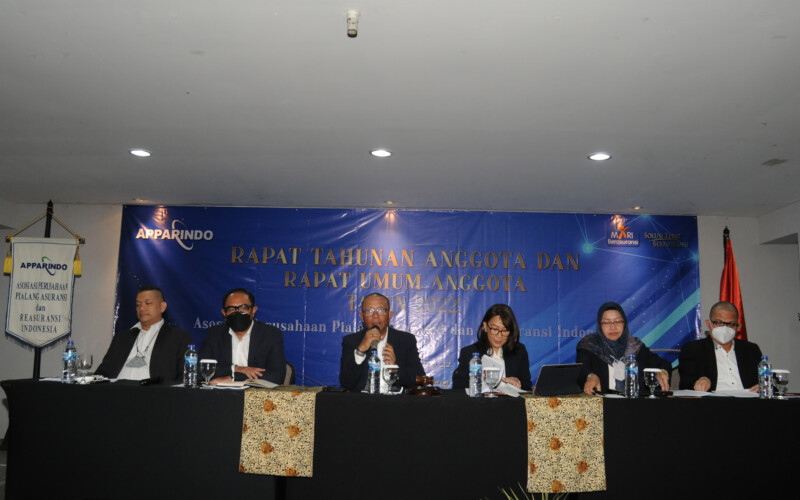 Ketua Umum Asosiasi Pialang Asuransi dan Reasuransi Indonesia (APPARINDO) Mohammad Jusuf Adi (tiga dari kiri) didampingi Wakil Ketua Umum I APPARINDO, Yulius Bhayangkara (dari kiri), Wakil Ketua Umum II APPARINDO, Dandy Yudhistira, Sekretaris Jendral APPARINDO, Nefertiti Marzuki, Bendahara APPARINDO, Sherlyana, dan Wakil Sekretaris Jendral APPARINDO, Amanda Stanley Soripada, melaporkan hasil kerja pada acara Rapat Tahunan Anggota (RTA) dan Rapat Umum Anggota (RUA) tahun 2022, di Jakarta, Senin, 31 Oktober 22.