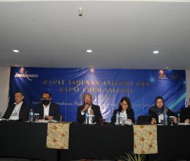 Ketua Umum Asosiasi Pialang Asuransi dan Reasuransi Indonesia (APPARINDO) Mohammad Jusuf Adi (tiga dari kiri) didampingi Wakil Ketua Umum I APPARINDO, Yulius Bhayangkara (dari kiri), Wakil Ketua Umum II APPARINDO, Dandy Yudhistira, Sekretaris Jendral APPARINDO, Nefertiti Marzuki, Bendahara APPARINDO, Sherlyana, dan Wakil Sekretaris Jendral APPARINDO, Amanda Stanley Soripada, melaporkan hasil kerja pada acara Rapat Tahunan Anggota (RTA) dan Rapat Umum Anggota (RUA) tahun 2022, di Jakarta, Senin, 31 Oktober 22.