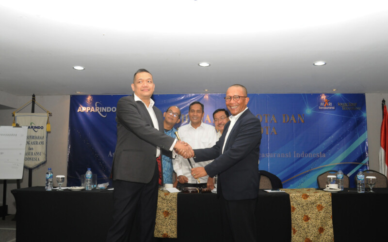 Yulius Bhayangkara (kiri) menerima tongkat estafet kepemimpinan dari ketua Umum APPARINDO periode 2019-2022 Muhammad Jusuh Adi (kanan) usai terpilih berdasarkan pemungutan suara terbanyak pada Rapat Umum Anggota (RUA) APPARINDO yang diadakan, Senin (31/10/220 di Jakarta.