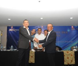 Yulius Bhayangkara (kiri) menerima tongkat estafet kepemimpinan dari ketua Umum APPARINDO periode 2019-2022 Muhammad Jusuh Adi (kanan) usai terpilih berdasarkan pemungutan suara terbanyak pada Rapat Umum Anggota (RUA) APPARINDO yang diadakan, Senin (31/10/220 di Jakarta.