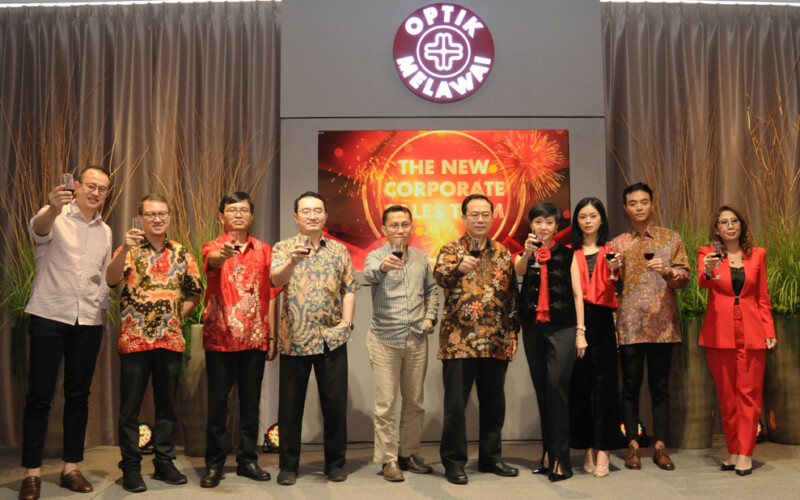 Managing Director Optik Melawai, Eddyanto Hadisurjo (keenam dari kiri) didampingi Operation Director Optik Melawai, Priscilla Ratna Bahana (keempat dari kanan), Head of Corporate Sales & Isurance Business Optik Melawai, Endung Irmawati (kanan) beserta manajemen Optik Melawai bersulang pada acara Business Partners Gathering sekaligus peluncuran 'Optical Cashless Program', di Jakarta, Jumat, 11 November 2022.