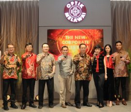 Managing Director Optik Melawai, Eddyanto Hadisurjo (keenam dari kiri) didampingi Operation Director Optik Melawai, Priscilla Ratna Bahana (keempat dari kanan), Head of Corporate Sales & Isurance Business Optik Melawai, Endung Irmawati (kanan) beserta manajemen Optik Melawai bersulang pada acara Business Partners Gathering sekaligus peluncuran 'Optical Cashless Program', di Jakarta, Jumat, 11 November 2022.