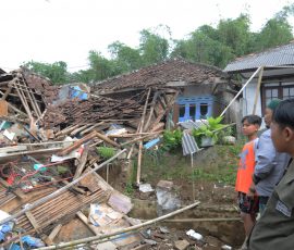 Beberapa bangunan rumah rubuh akibat gempa yang terjadi di wilayah Cianjur beberapa waktu silam. | Foto: Arief Wahyudi