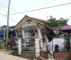 Gempa Cianjur yang mengakibatkan beberapa bangunan mengalami kerusakan ringan hingga berat. | Foto: Arief wahyudi