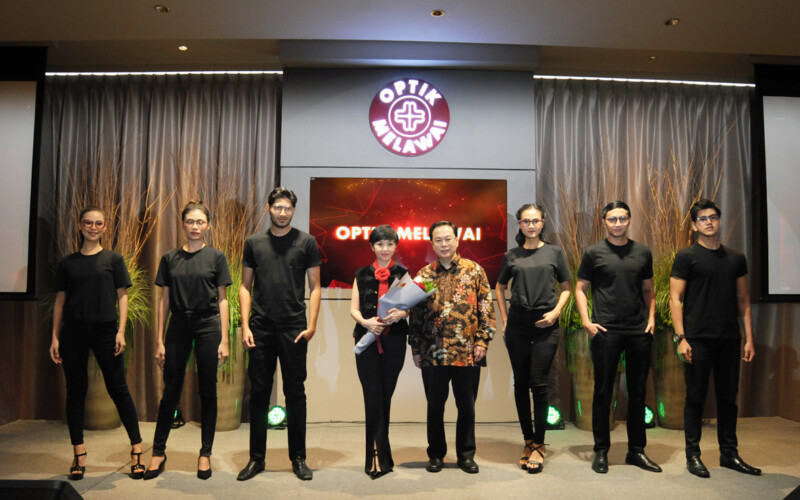 Director Optik Melawai EddyantoHadisurjo dan Operation Director Optik Melawai Priscilla Ratna Bahanaberfoto bersama model