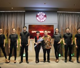 Director Optik Melawai EddyantoHadisurjo dan Operation Director Optik Melawai Priscilla Ratna Bahanaberfoto bersama model