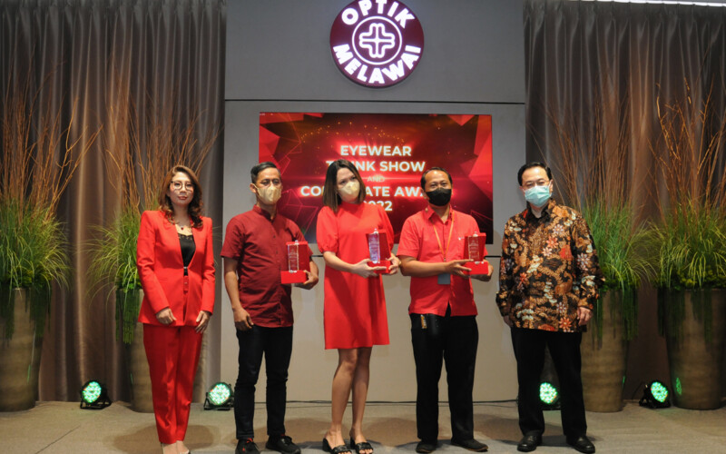 Head of Corporate Sales & IsuranceBusiness Optik Melawai Endung Irmawati (kiri) bersama dengan ManagingDirector Optik Melawai Eddyanto Hadisurjo berfoto bersama pemenang awardkatagori asuransi.