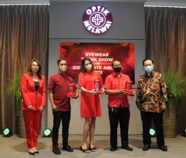Head of Corporate Sales & IsuranceBusiness Optik Melawai Endung Irmawati (kiri) bersama dengan ManagingDirector Optik Melawai Eddyanto Hadisurjo berfoto bersama pemenang awardkatagori asuransi.